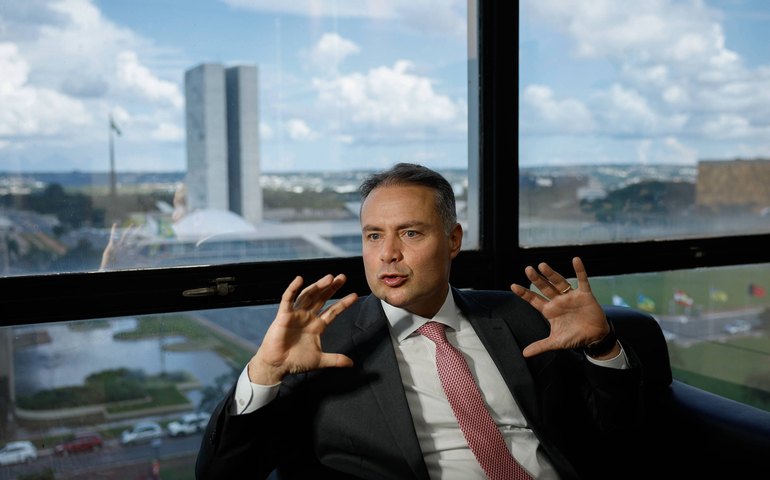 Renan Filho não crê em construção de trem-bala com recursos privados