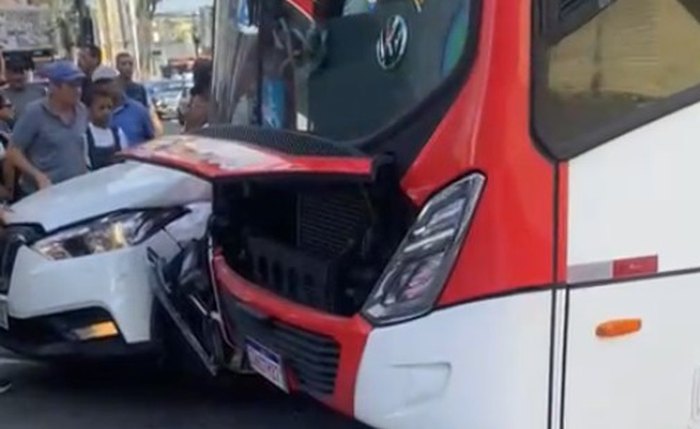 Acidente entre ônibus e carro deixa dois feridos no Centro de Maceió