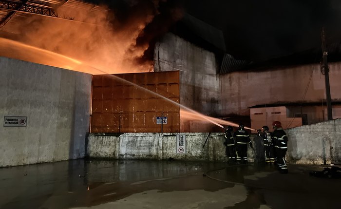 Fábrica Ultraplast, em Alagoas, foi destruída por incêndio na sexta-feira Fábrica Ultraplast, em Alagoas, foi destruída por incêndio na sexta-feira