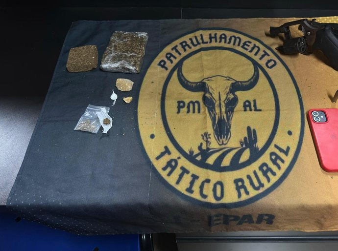 PM apreende arma de fogo e entorpecentes em Palmeira dos Índios e Arapiraca