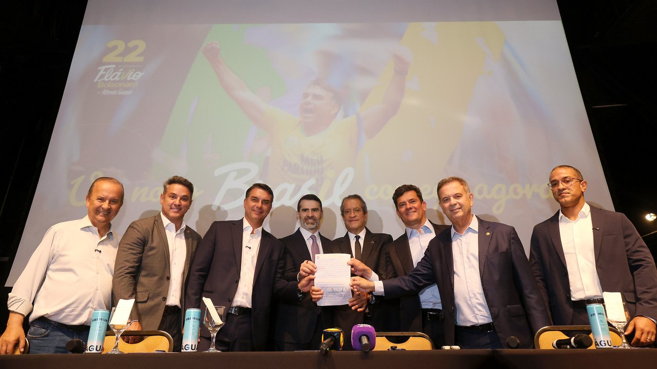 Flávio Bolsonaro recebe apoio de governadores e Augusto Cury