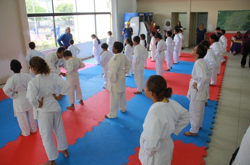 Alunos de judô fazem apresentação no Centro Administrativo de Arapiraca