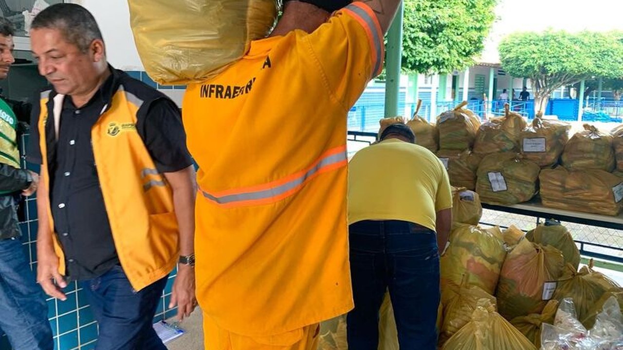 SMTT de Arapiraca entrega donativos a 45 famílias atingidas pela enchente em Limoeiro