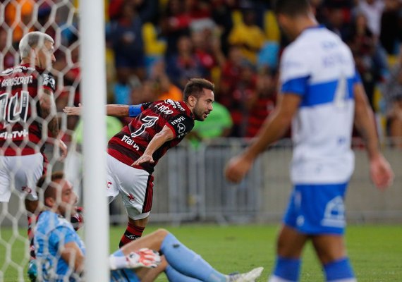 Flamengo derrota Universidad Católica e se classifica na Libertadores