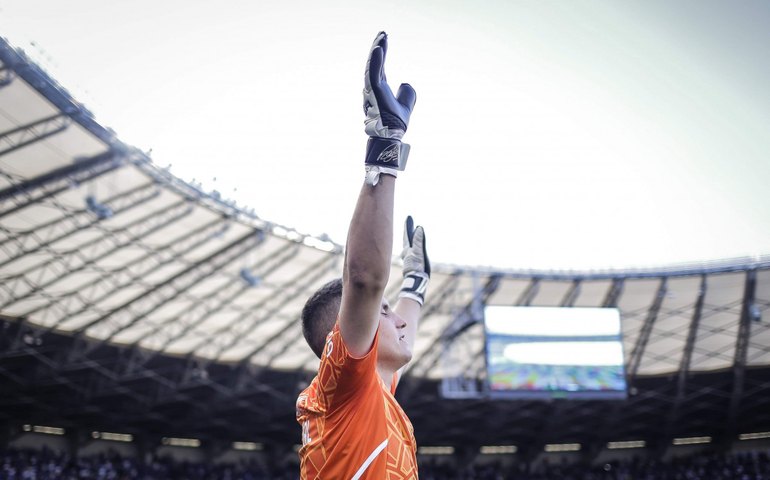 Rafael Cabral brilha, Cruzeiro bate Bahia e segue 100% em casa na Série B