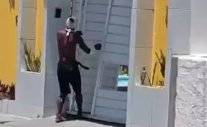 Imagens mostram momento em que suspeito se aproxima da residência do gestor