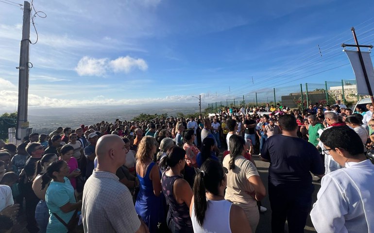 Centenas de fiéis acompanham a Via Sacra em Palmeira dos Índios