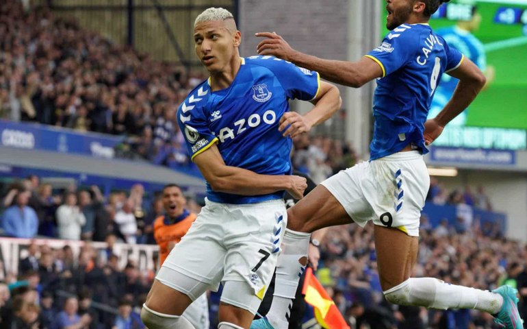 Após gol e assistência de Richarlison, Everton leva virada e ainda pode cair