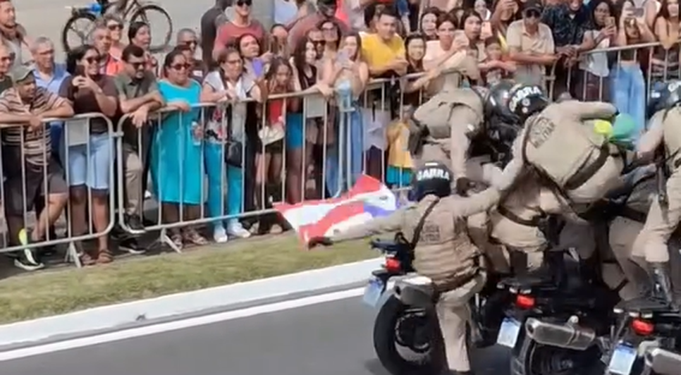 PMs caíram de motos durante manobra no desfile de 7 de Setembro em Feira de Santana / Foto: Reprodução