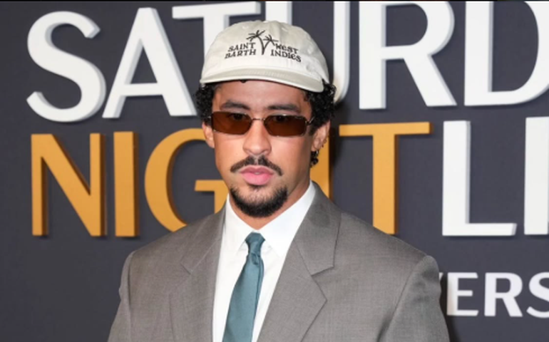 Bad Bunny fala espanhol e rebate críticas sobre Super Bowl