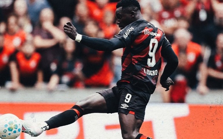 Athletico vence a Chapecoense em casa, entra no G-5 e aprofunda crise do rival