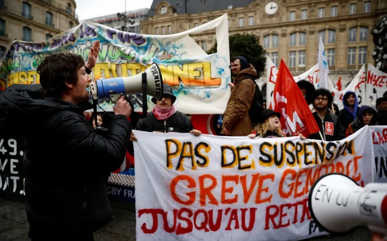 Macron promulga reforma que eleva idade de aposentadoria e é alvo de protestos