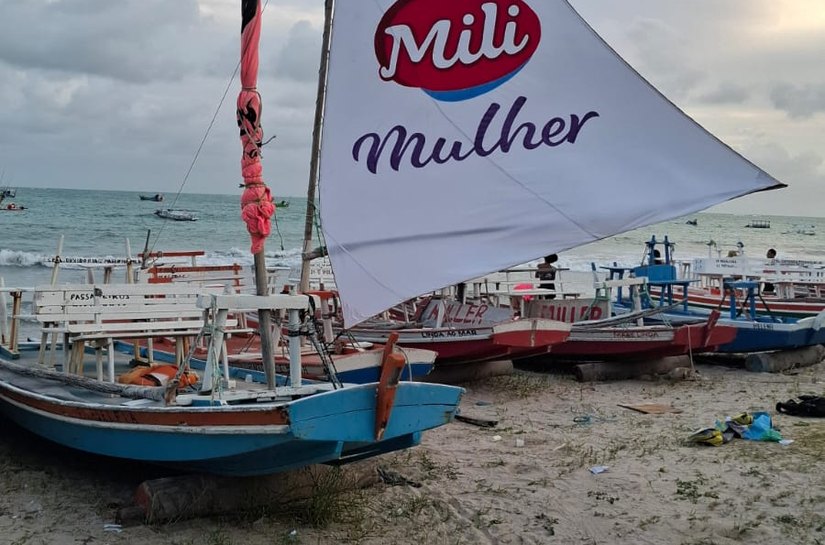 Jangadas com velas pintadas por artistas locais levam ação cultural e ativações da Mili para o verão de Maceió