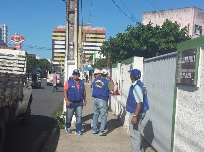 SMCCU recolhe placas e faixas irregulares na parte baixa
