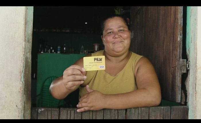 Cartão do programa social é exibido por moradora do Pilar