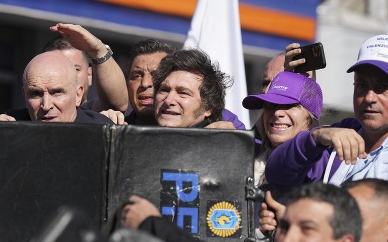 Milei é atacado a pedradas em carreata na periferia da capital argentina