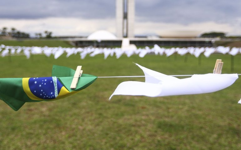 ONG estende lenços brancos diante do Congresso durante depoimentos na CPI/Covid