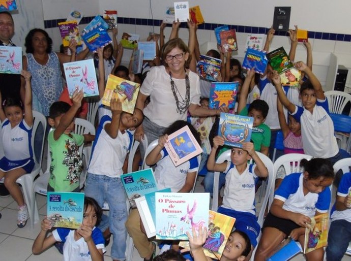 Prefeita Eliza Alves entrega biblioteca a 30 escolas de Rio Largo