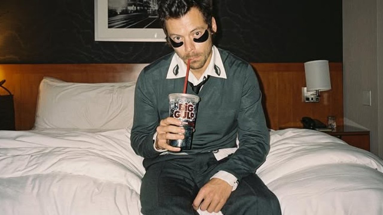 Harry Styles cai no palco durante show em Londres após se engasgar com água