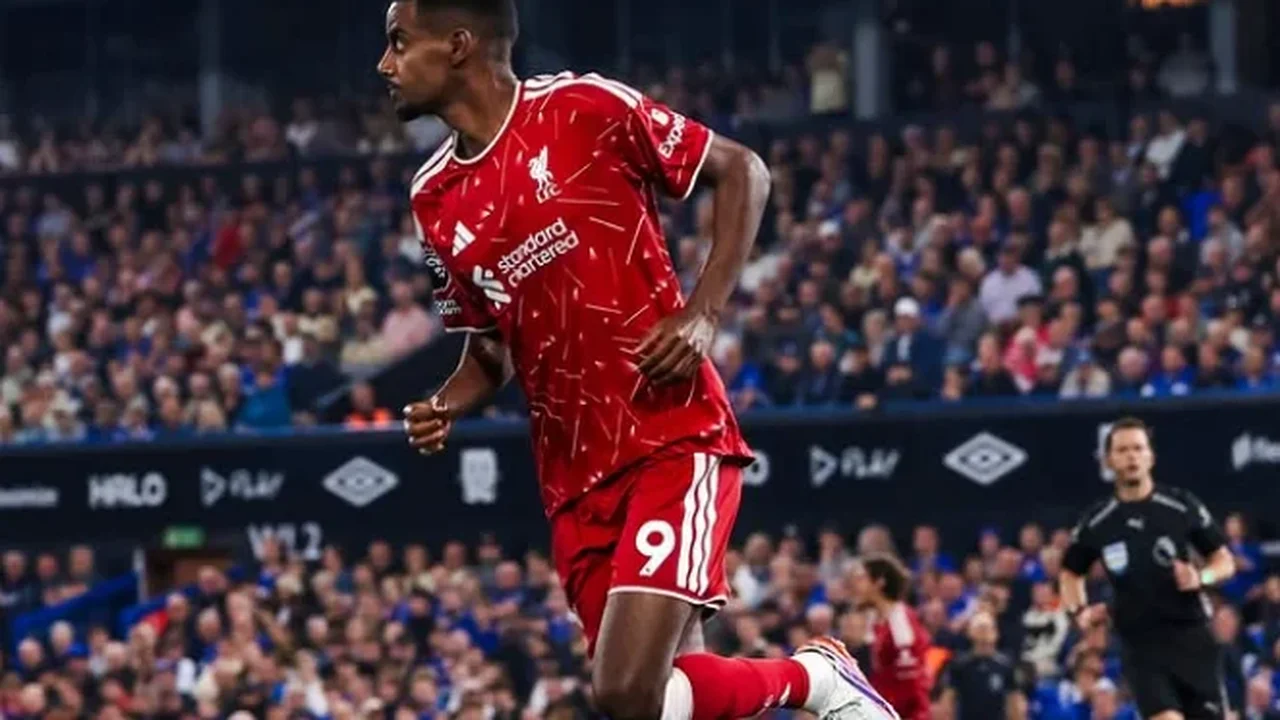 Isak marca duas vezes em quatro minutos e Liverpool vence Ipswich