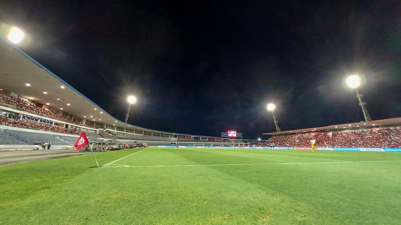 Secretaria de Esportes entrega novo sistema de iluminação do Estádio Rei Pelé