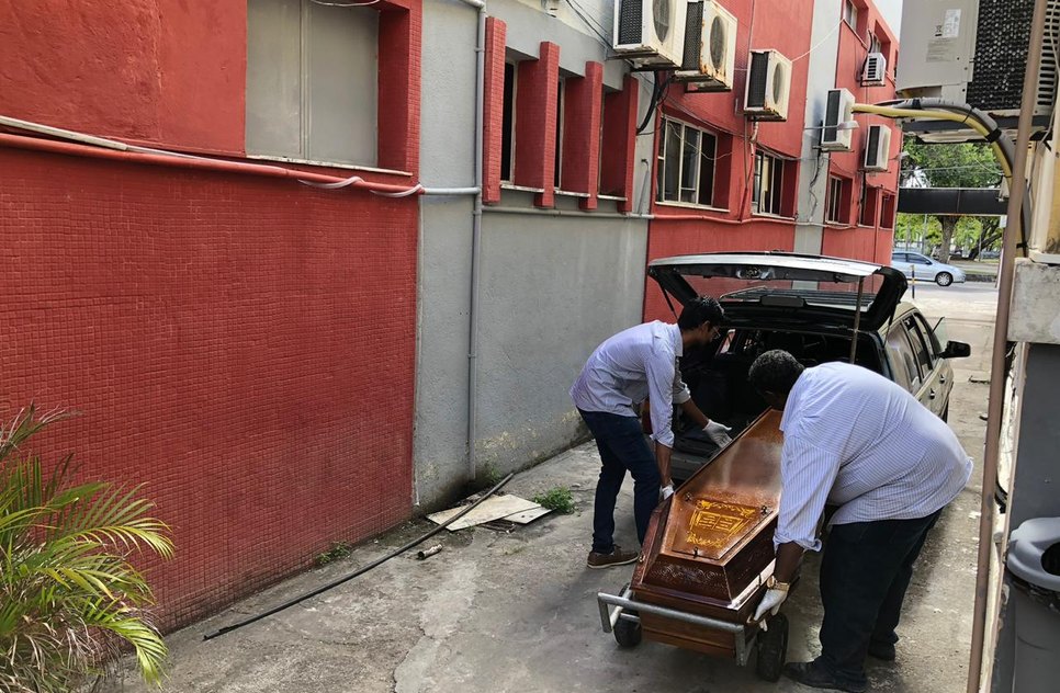 Corpo da jovem que morreu com golpes de faca / Foto: Leonardo Barreto/TV Atalaia