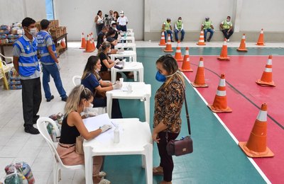 Covid-19: ambulantes começam a receber cestas de alimentos
