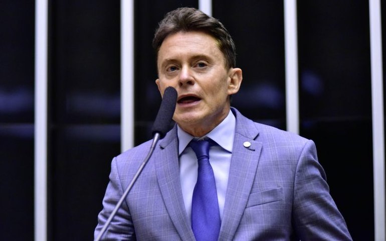 Projeto substitui palavra 'dono' por 'humano responsável' em cadastro de animais