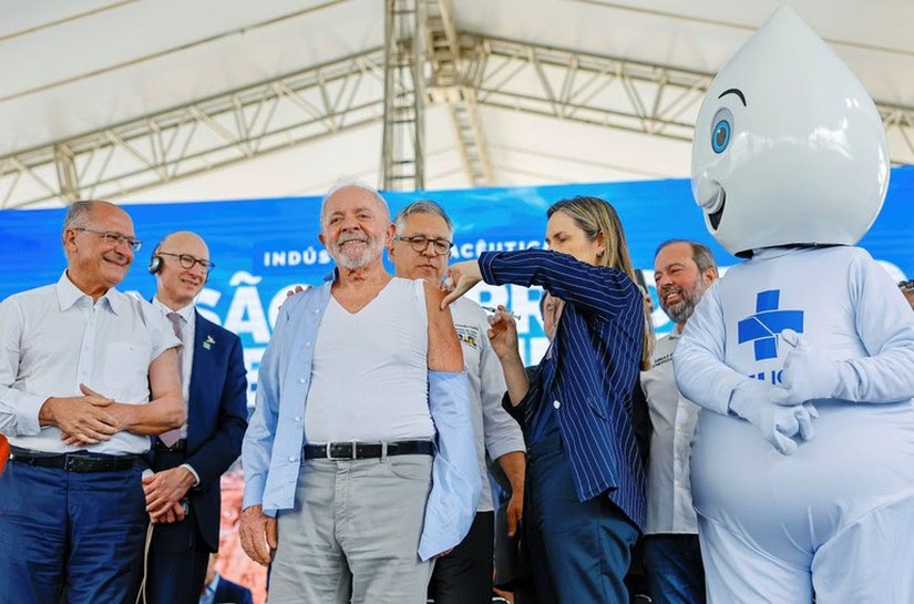 Presidente Lula é vacinado na abertura da campanha nacional contra a gripe