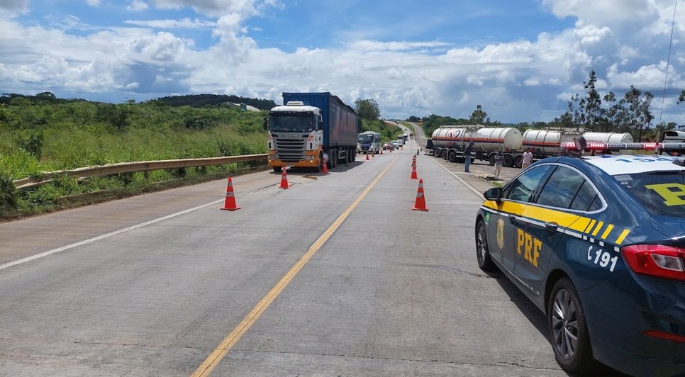 Motorista morre após colidir com carreta em Maruim / Foto: Foto: PRF/SE