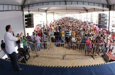 Governador e presidente da Caixa entregam casas no Pilar