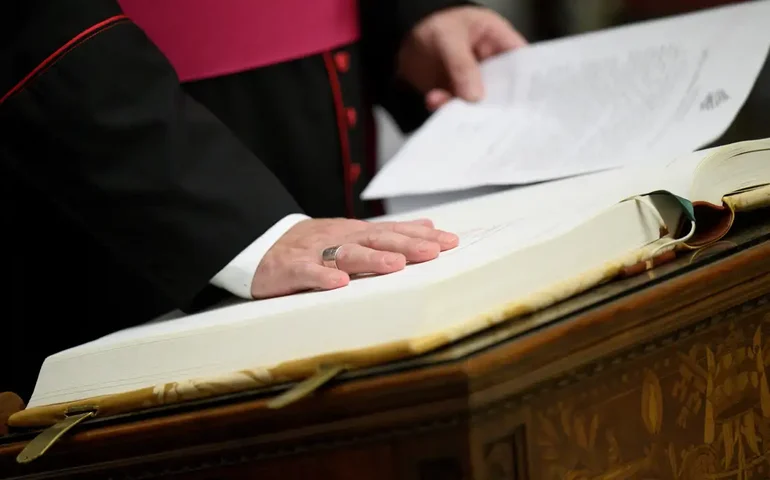 Cardeais que escolherão o novo papa já estão na Capela Sistina