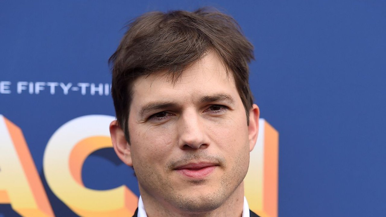 Ashton Kutcher chora ao falar do irmão gêmeo e comenta diagnóstico de vasculite