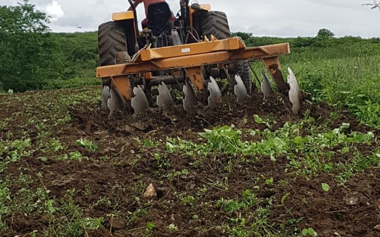 Trabalhadores rurais de Traipu são beneficiados com serviço de aração de terra