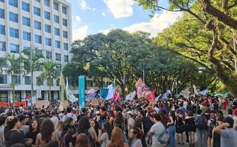 Instituto de Física da USP sobre alunos em greve: 'Ou voltam às aulas ou perdem o semestre'