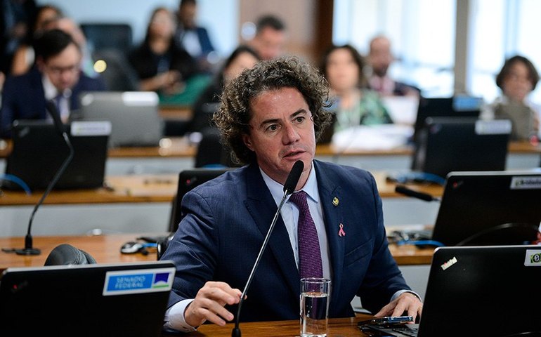 CCJ aprova gratificação a defensor público que acumula funções