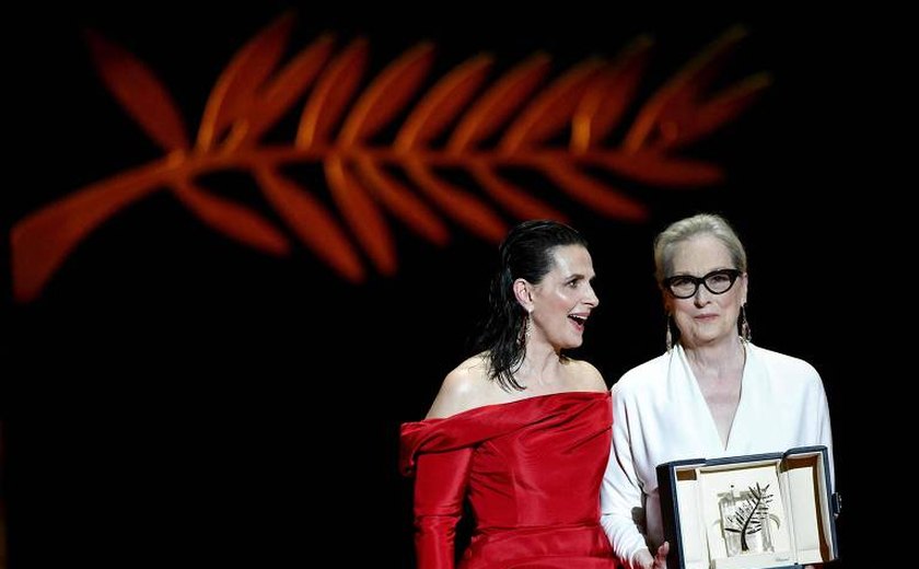 Meryl Streep recebe Palma de Ouro honorária das mãos de Juliette Binoche no Festival de Cannes