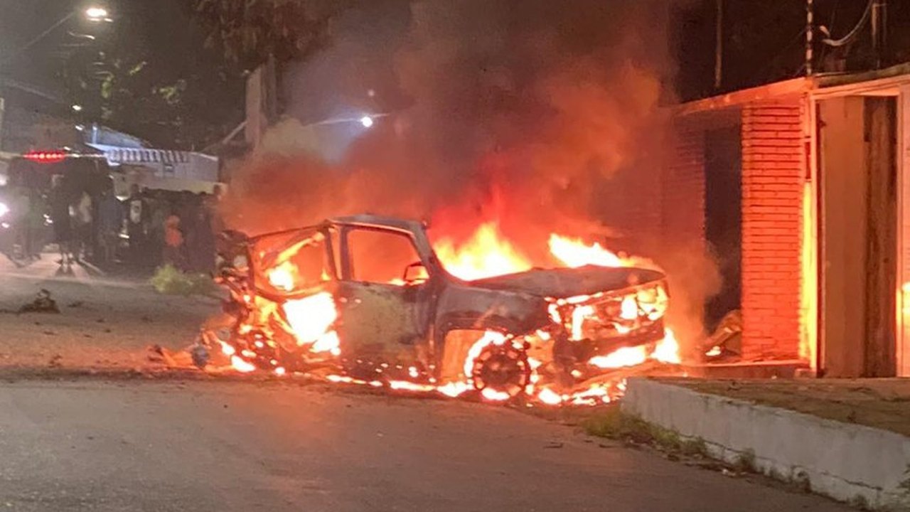 Carro pega fogo, cilindro de GNV explode e é jogado a 50 metros de distância; três ficam feridos