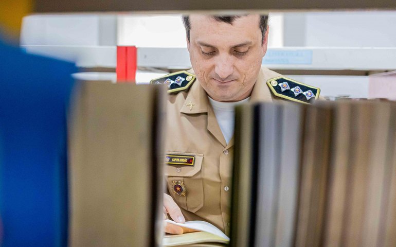 Entre a farda e os versos, policial alagoano transforma a própria vida em poesia