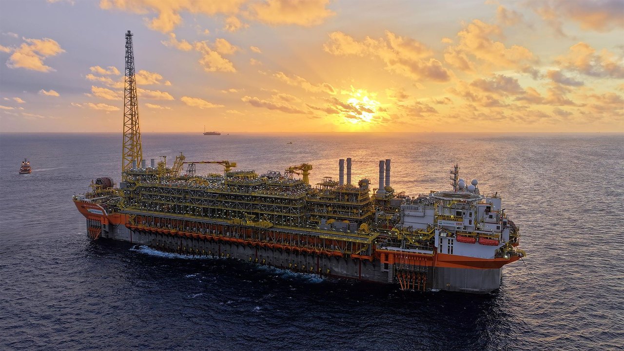 Navio-plataforma da Petrobras atinge produção máxima no pré-sal