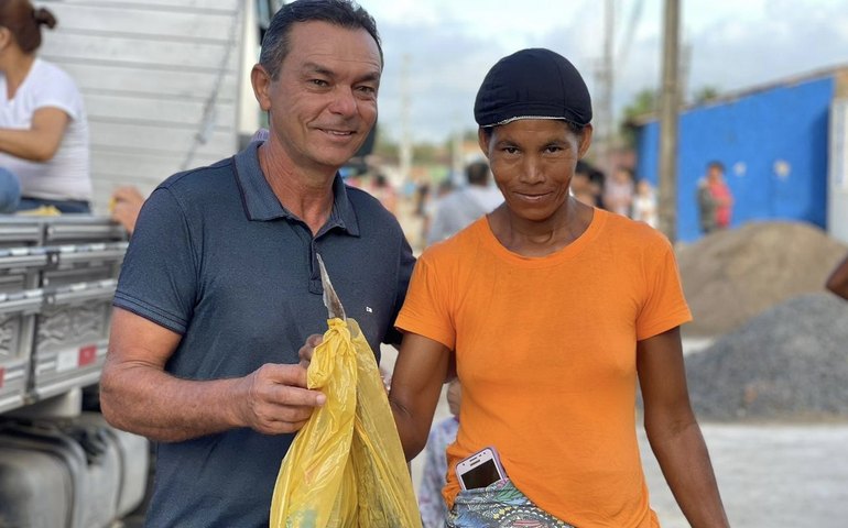 Prefeitura de Anadia distribui kits e 6 toneladas de peixe à população