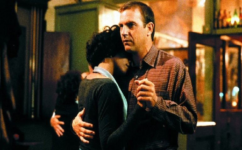 ‘O Guarda-Costas’, com Houston e Costner, superou críticas e virou cult