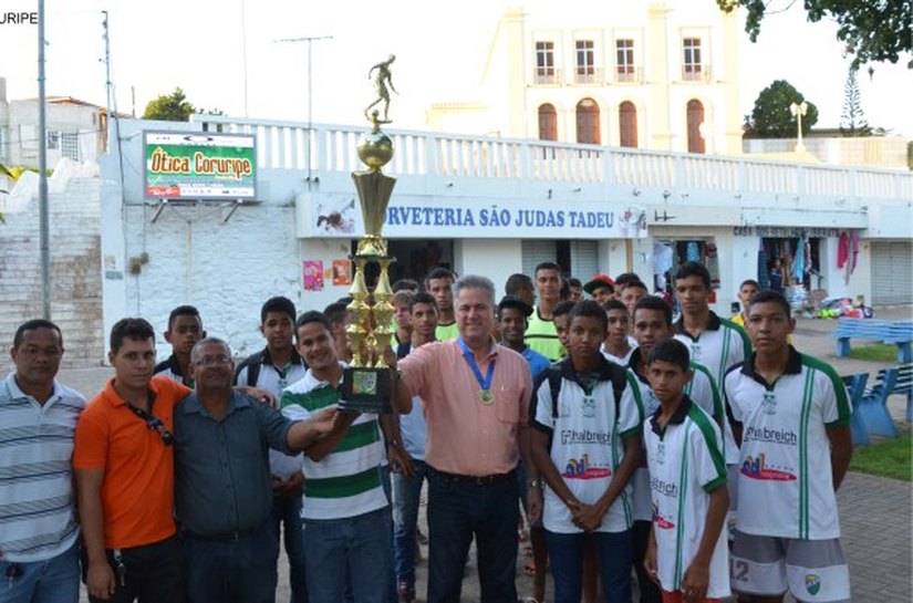 Joaquim Beltrão participa de ato de agradecimento na praça Castro Azevedo