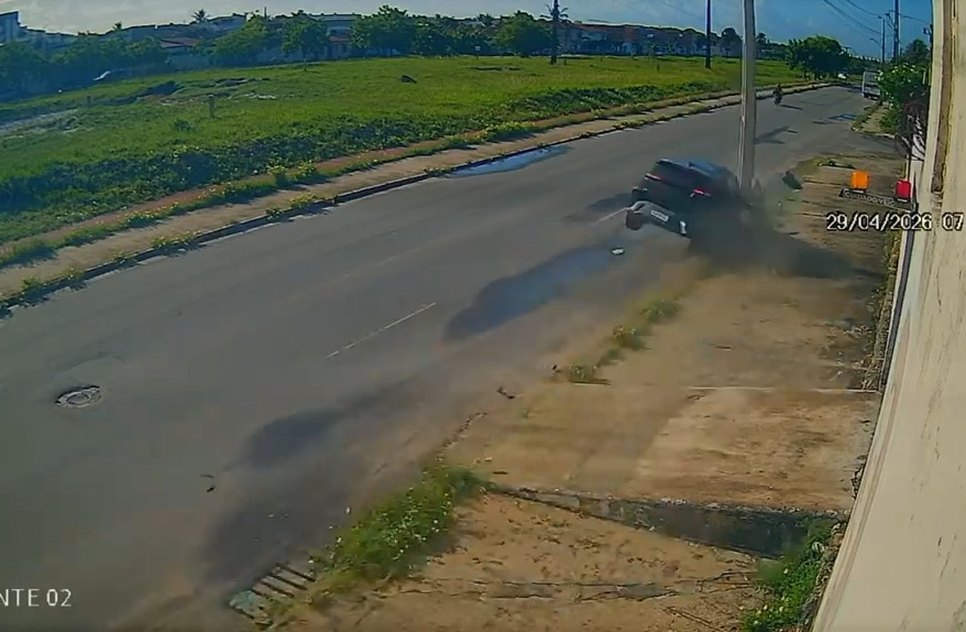 colisão contra poste em Aracaju / Foto: Foto: Câmera de Segurança