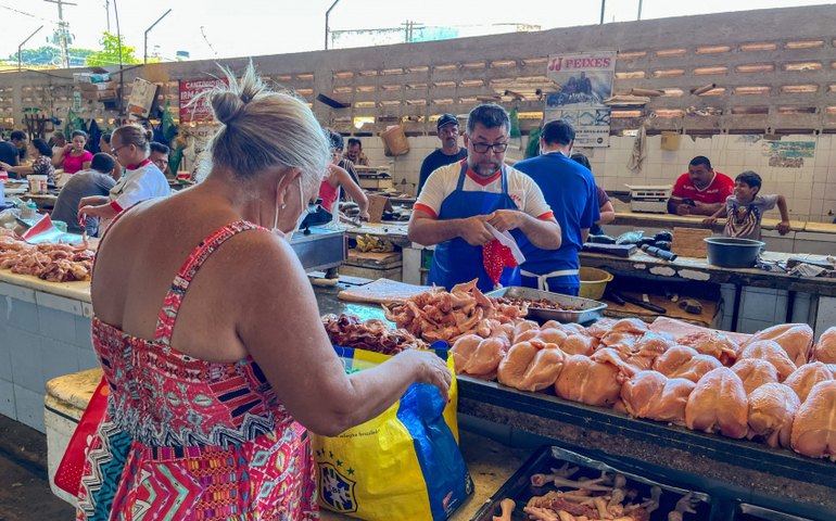 Mercados e feiras estão abastecidos com itens da tradicional ceia de Natal