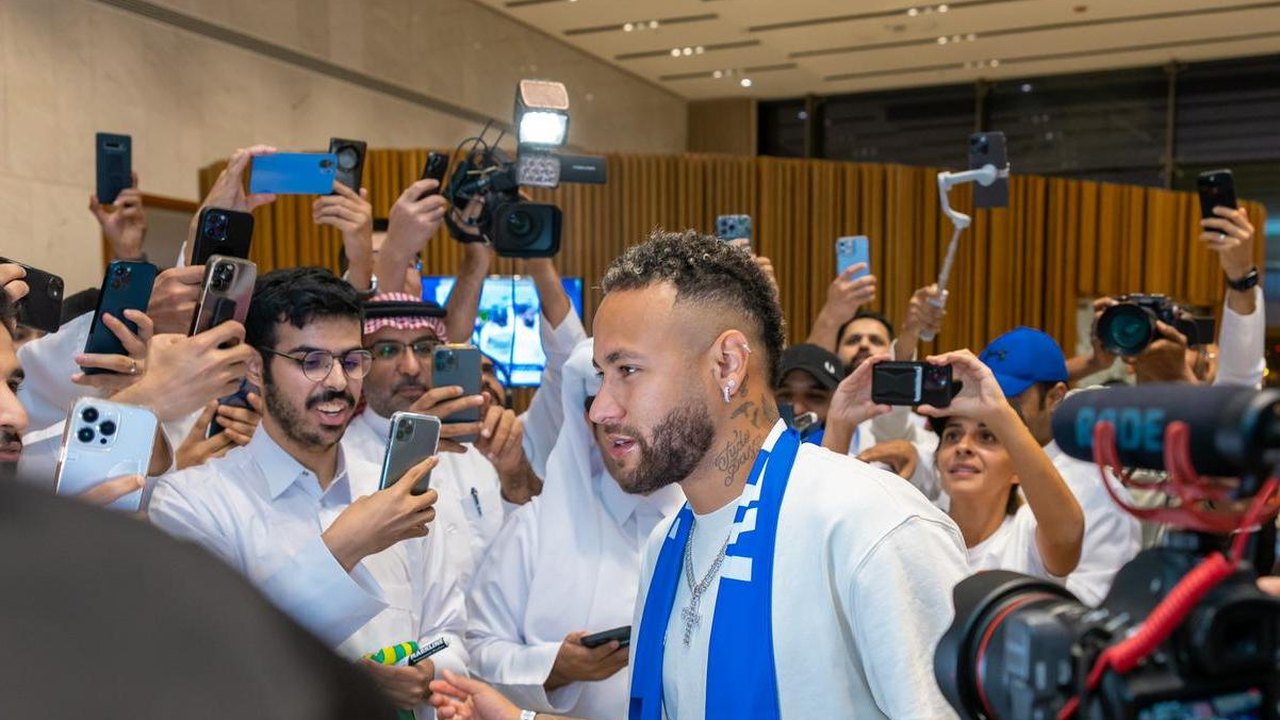 Neymar desembarca na Arábia Saudita para iniciar sua aventura defendendo as cores do Al-Hilal