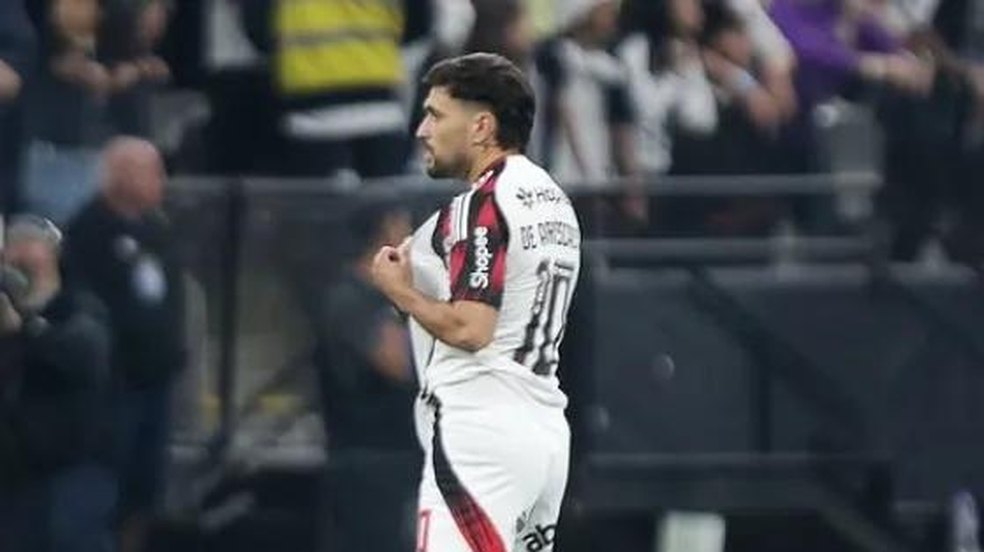 Flamengo vence o Corinthians de virada e se isola na liderança do Brasileirão