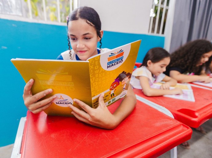 Caderno de Fluência incentiva leitura em escolas municipais