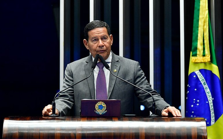 Mourão esclarece importância da continência militar