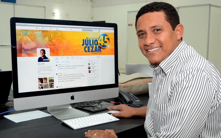 Júlio Cezar conversa com eleitores e comunicadores pelo Twitter